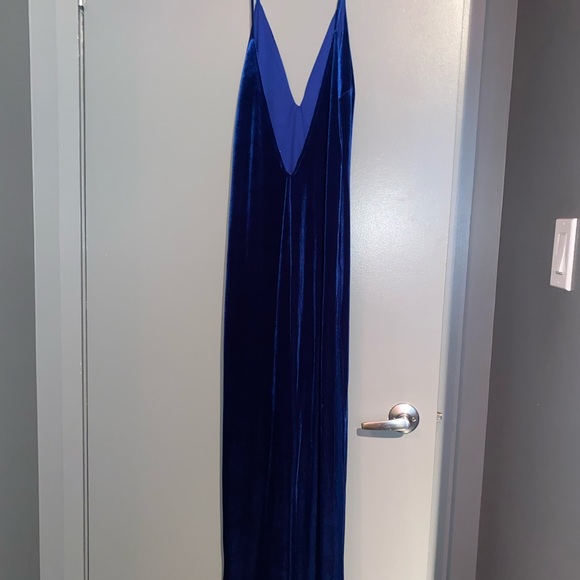 💙 ROYAL BLUE VELVET FLOOR LENGHT DRESS🤍 - Picture 5 of 6